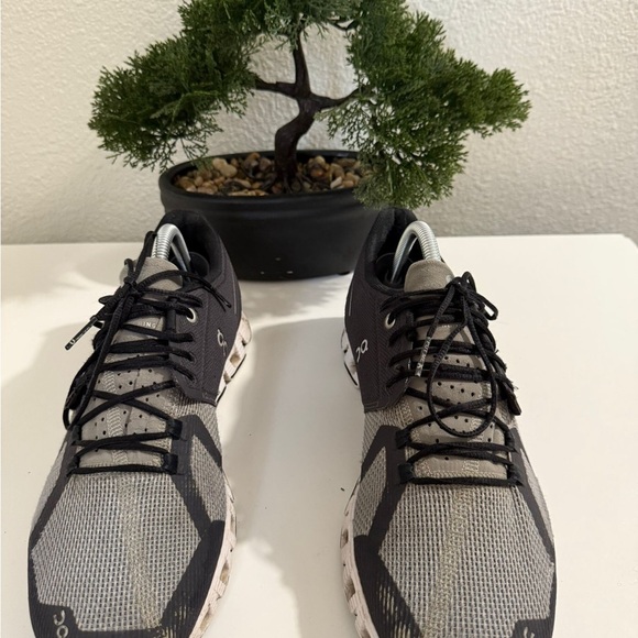 On cloud 5 Men's Black and White Athletic Shoes - Picture 4 of 10